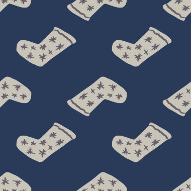 Noel çorapları kusursuz desen çizer. Lacivert arka planda gri renkli süslemeleri olan stilize Xmas sanat eserleri. Duvar kağıdı, tekstil, ambalaj kağıdı, kumaş baskısı için harika. Vektör illüstrasyonu.