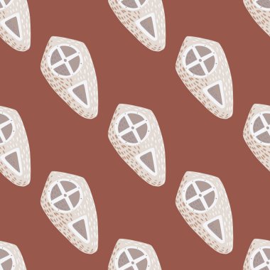 Yaratıcı kalkan ışığı siluetleriyle el çizimi kusursuz desen. Soluk kahverengi arka plan. Tarih zırhı arka planı. Kumaş tasarımı, tekstil baskısı, ambalaj, kapak için. Vektör illüstrasyonu.