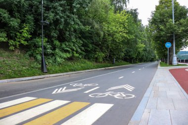 Bisiklet yolu ile Park alanı. Kaldırımlar ve yaya geçidi yeşil park