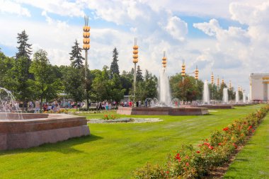 Çeşmeler ve büyük fener yaz park. Yeşil çim ile güzel çiçekler. Yeşil park ağaçlar Moskova'da insanlarla