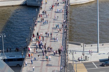İnsanların yürüme ile Moskova Nehri Köprüsü. Ataerkil Kurtarıcı İsa Katedrali köprü. Yukarıdan görüntülemek.