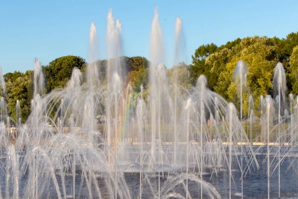 Fuente Con Agua Chorreando Por Diferentes Arroyos Arco Iris Multicolor — Foto de Stock