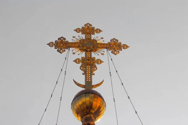 Cruz Ouro Contra Céu Torre Ortodoxa Com Uma Cruz Arquitetura — Fotografia de Stock