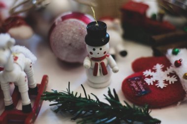 Noel ağacı Noel şekil. Beyaz siyah şapkalı bir kardan adam. Noel top ile gümüş Noel ağacı kırmızı at. Yeni yıl tebrik kartı mat.