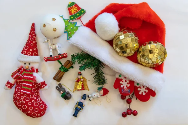 Новорічний Натюрморт Тип Плоскості Сніговик Червоний Різдвяні Кульки Різдвяні Фігури — стокове фото