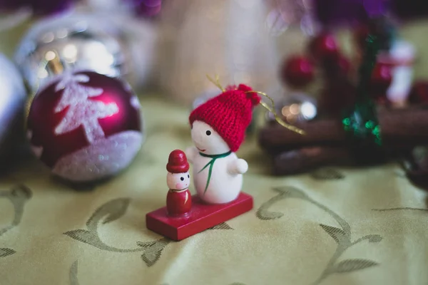 Рождественская Фигурка Елке Белый Снеговик Красной Вязаной Шляпе Рождественский Шар — стоковое фото