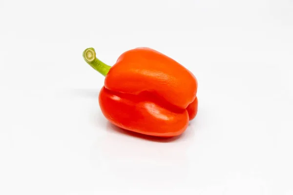 Röd Paprika Med Grön Svans Vit Bakgrund Vegetabilisk Närbild Vit — Stockfoto