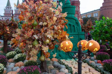 Yeşil kum kale. Helluin, kabaklar kutup. Büyük armut, renkli çiçekler ile sonbahar ağaçlar. Sahne ve sebze ve kum rakamları.