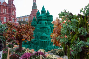 Yeşil kum kale. Helluin, kabaklar kutup. Büyük armut, renkli çiçekler ile sonbahar ağaçlar. Sahne ve sebze ve kum rakamları.
