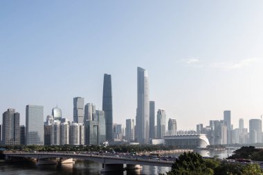 Gökdelenler ile modern şehir. Şehir binaları, köprüde araba sürüş bir köprü Nehri. Bir iş merkezinin yüksek kuleleri. Bina Modern mimari.