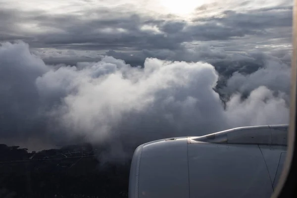 Volando Través Las Nubes Bajo Tierra Sol Brilla Entre Las —  Fotos de Stock