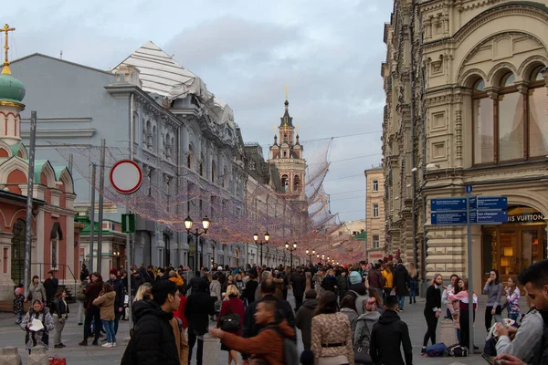 Moskova Şehir Sokak Bir Sürü Insan Garland Asmak Yukarıda Sokak — Stok fotoğraf