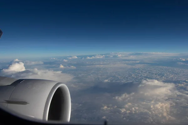 Αεριωθούμενη Μηχανή Αεροσκαφών Γαλάζιο Ουρανό Στον Ορίζοντα Και Λευκά Σύννεφα — Φωτογραφία Αρχείου