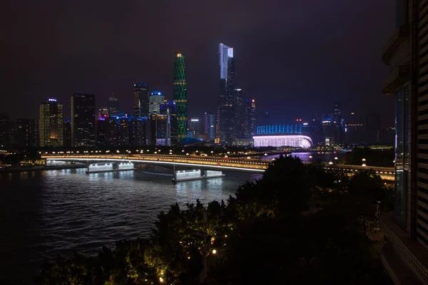 夜の高層ビルと近代的な都市 川に架かる橋 都市の建物白熱した夜 雲の空建物を非表示にします 中国広州市への旅行します — ストック写真