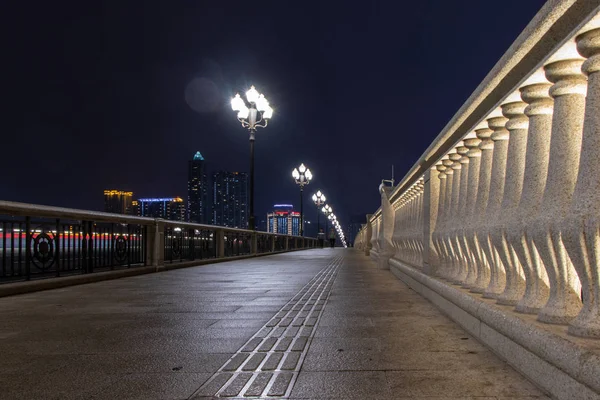 石桥上的行人专用区 由混凝土大理石栏杆制成的栏杆 夜间背景 沿路灯火通明 雨后湿的小路 — 图库照片