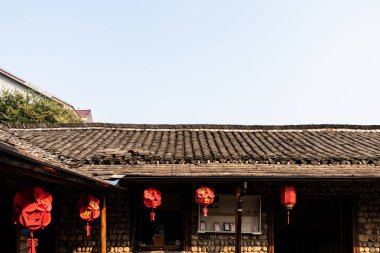 Binanın çatı ile eski kiremit kaplıdır. Asya, Çin fenerler kırmızı renktedir. Arnavut kaldırımlı taş duvar.