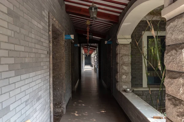 Long Couloir Été Bâtiment Avec Portes Ouvertes Sol Carrelé Pierre — Photo