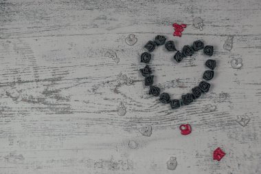 Kalp karanlık GÜL oyuncaklar ile yapılmış. Ahşap arka plan üzerinde Yukarıdaki fotoğraf. Aşk, Sevgililer Günü Bayramı. Kartpostal kopya alanı ile.