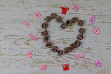 Kalp karanlık GÜL oyuncaklar ile yapılmış. Ahşap arka plan üzerinde Yukarıdaki fotoğraf. Aşk, Sevgililer Günü Bayramı. Kartpostal kopya alanı ile.