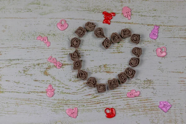 Kalp karanlık GÜL oyuncaklar ile yapılmış. Ahşap arka plan üzerinde Yukarıdaki fotoğraf. Aşk, Sevgililer Günü Bayramı. Kartpostal kopya alanı ile.