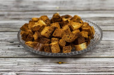 Peksimet küpleri bir cam tabakta. Kızarmış ekmek dilimleri kahverengi renk slayt yemekler ile kurutulmuş.