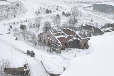 Eski tuğla kışın bina yok. «Ana sayfa» görünümü, binanın kırmızı tuğla, çatısı olmayan, kar yağıyor.