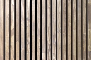 Doku ahşap dikey şeritler. Arka plan siyah şeritler ile doğal ağaç. Dikdörtgen boyutu fotoğraf.