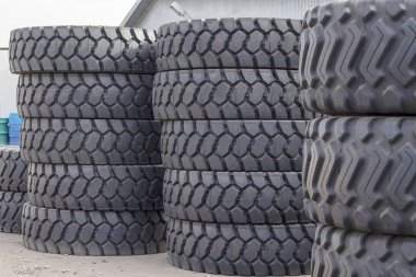 Sokakta yatan kamyonlar için büyük lastik lastikler. Büyük sırtlı birçok yakın çekim lastik yerde yatıyor..