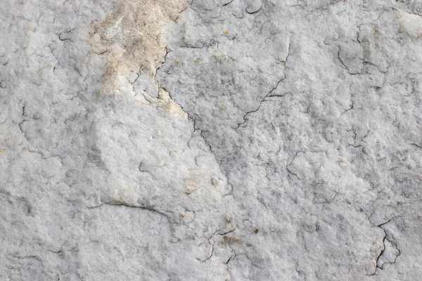 A textura de granito de pedra natural com pequenas rachaduras. Fundo de pedra natural cinza com manchas amarelas. Textura com uma rachadura . — Fotografia de Stock