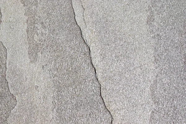 Textura de pedra natural com uma rachadura. Fundo de pedra natural cinza mármore com uma divisão. Textura áspera com destruição . — Fotografia de Stock