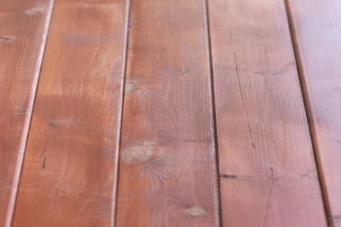 Doku eski ahşap kahverengi arka plan eğik. Ağacın arka planı doğal renk, yeni tahtalar, boş arka plan. Kütük ahşap dikey panoları closeup.