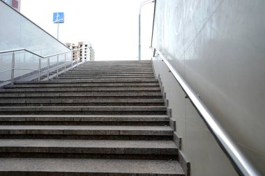 Yaya tünelinden modern çıkış, merdivenlerden yukarı, boş. Merdivenle alt geçitten sokağa çıkıyor. Paslanmaz çelik krom korkuluklar.         
