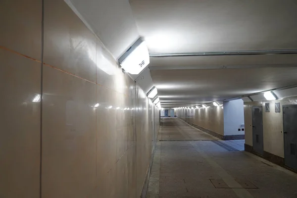 Moderno túnel peatonal vacío sin gente. Underpass nuevo con luz. Color beige . —  Fotos de Stock