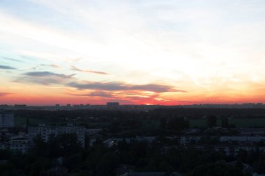 Güzel kırmızı gün batımı olan bir şehir. Geceleri şehir, gün batımı. Kırmızı güzel gün batımı.