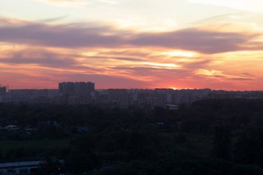 Güzel kırmızı gün batımı olan bir şehir. Geceleri şehir, gün batımı. Kırmızı güzel gün batımı.