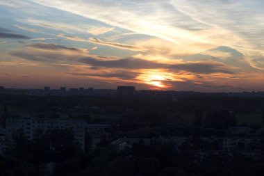 Güzel kırmızı gün batımı olan bir şehir. Geceleri şehir, gün batımı. Kırmızı güzel gün batımı.