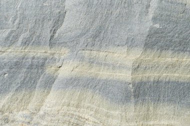 Sarı çizgili modern gri duvar. Arka plan düzgün gri t