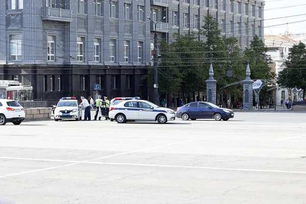 ロシア、チェリャビンスク、12-06-2019。編集。パトカーは — ストック写真