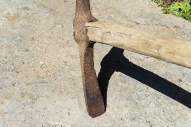 Pickax 'ın üstünde gri bir taş var. Taş ve demir cevheri ekstraksiyonu