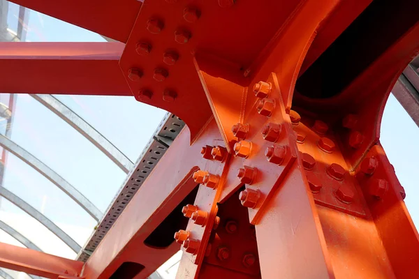 Poutres de fer rouge boulonnées. Traversée de la route, pont suspendu. Passage piétonnier couvert avec structure en fer et plafond en verre . — Photo