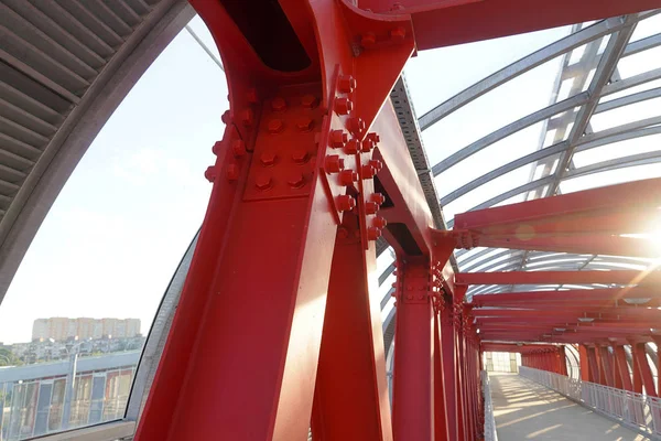 Passage piétonnier intérieur avec construction en fer et plafond en verre. Poutres de fer rouge dans le tunnel. Traversée de la route, pont articulé . — Photo