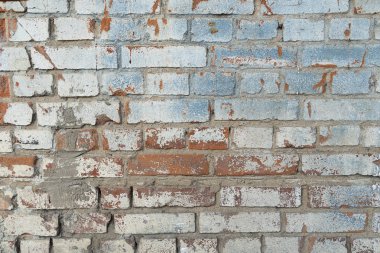 Tuğla, koyu mavi ve kırmızı bir duvara çizilmiş. Tuğlaların üzerinde beyaz boya var. Eski bir tuğla duvardan arka plan.