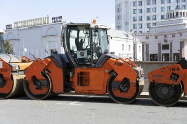 Rusya, Moskova, 2019-08-10. Yol silindiri yolda. Karayolunun onarımı için hazırlık. Teknik Avtodor.