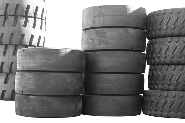 Gros pneus neufs pour camions. Les pneus noirs sont dans une rangée. Fond blanc isolé . — Photo