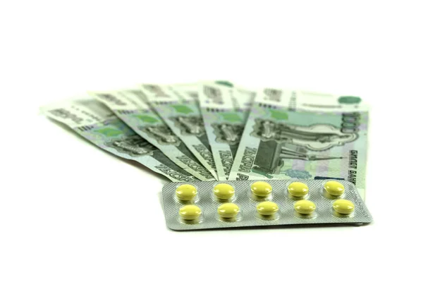 Paczka pieniędzy 1000 Rosjanie z medycznych pigułek na białym tle. Pieniądze dla medycyny, emerytów, budżetu, drogie. — Zdjęcie stockowe