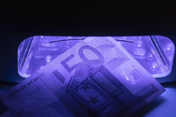 Kızılötesi ışıkta 50 avroluk banknot çeki. Ekipman üzerinde gerçek veya sahte para incelemesi.