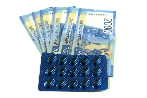 Rosyjskie banknoty 2000 rubli z lekami. Pakiet pieniędzy z pigułek, drogie medycyny. — Zdjęcie stockowe