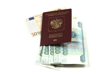 Bin ruble ve elli avroluk banknotlarla Rus yabancı pasaportu. Avrupa'ya seyahat ve turizm kavramı.