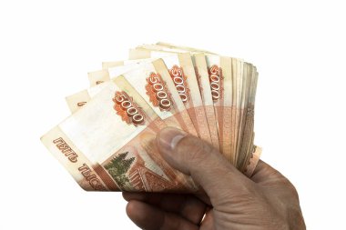 Elleriyle sayan beş bin rublelik banknotlar. Rusya'nın beyaz izole edilmiş bir arka plan kağıt para. Para sayma.