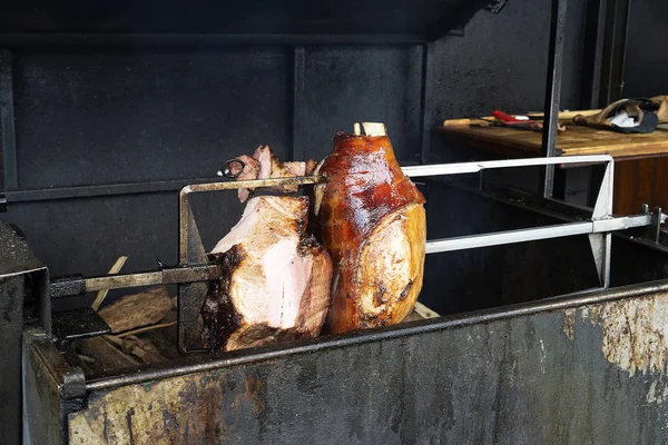 맛있는 육즙이 많은 돼지 고기 너클은 침에 구워. 거리 바베큐, 고기가 준비되고 있습니다. 대기업을 위해 침에 구운 돼지 고기 너클. — 스톡 사진
